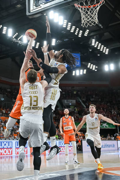 利用了他在 利用了他在